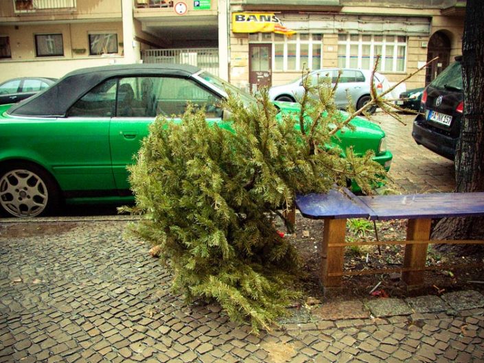 Árbol de Navidad tirado en el suelo