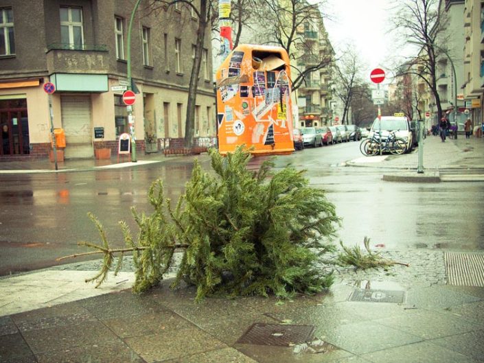 Árbol de Navidad tirado en el suelo