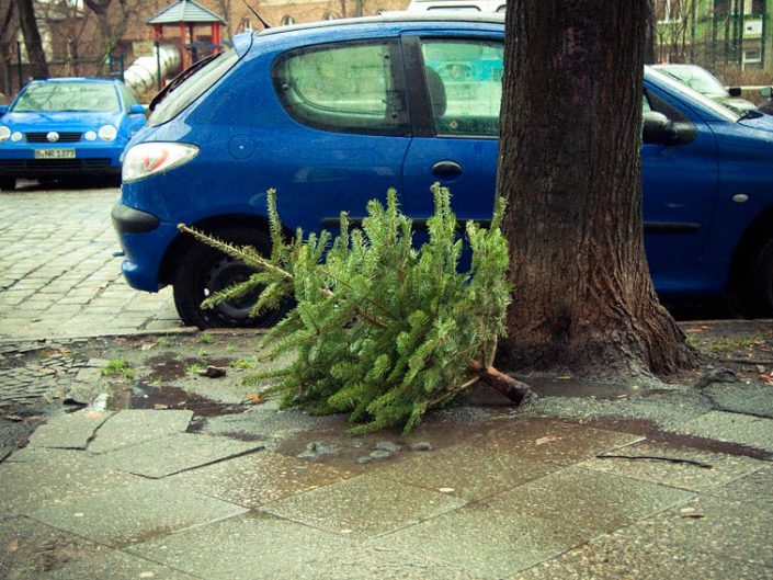 Árbol de Navidad tirado en el suelo