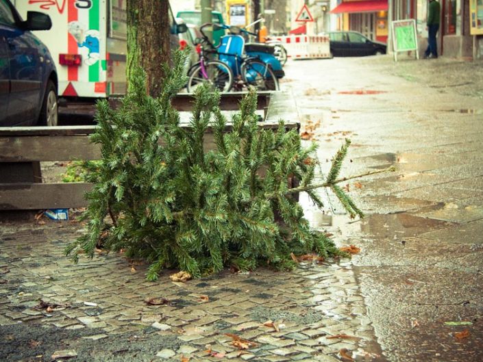 Árbol de Navidad tirado en el suelo
