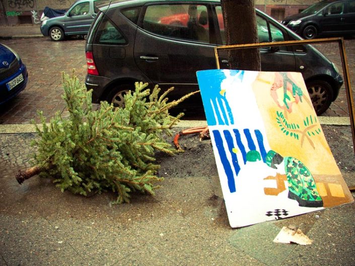Árbol de Navidad tirado en el suelo