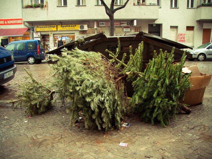 Árbol de Navidad tirado en el suelo