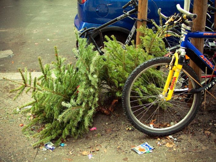 Árbol de Navidad tirado en el suelo