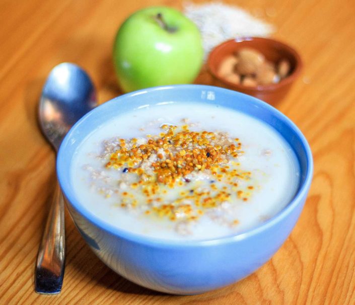 Bol con porridge de avena y polen