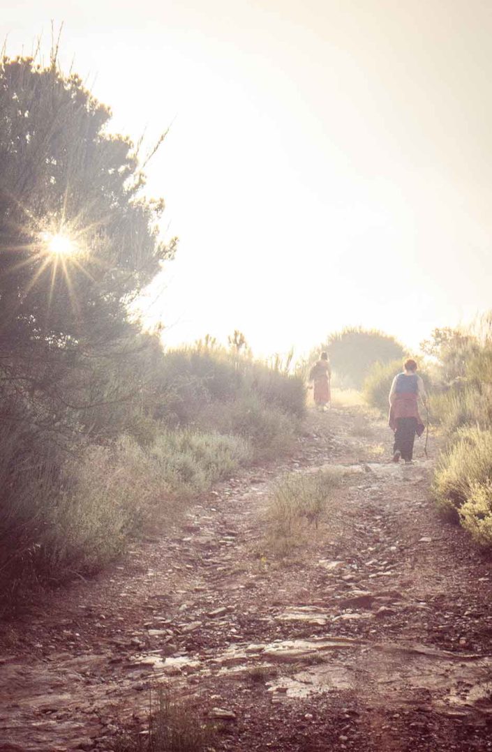 Mujeres subiendo por un camino luminoso