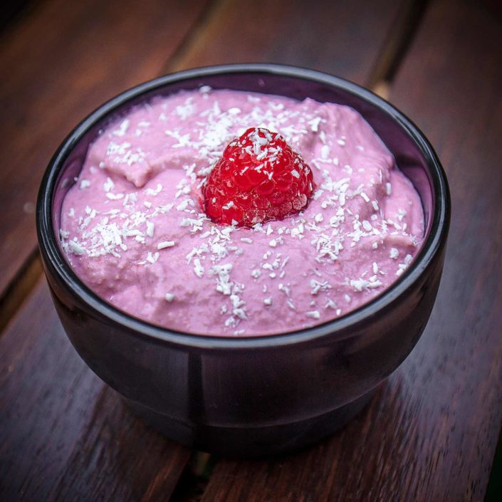 Postre: mouse de anacardos con frutos rojos y coco